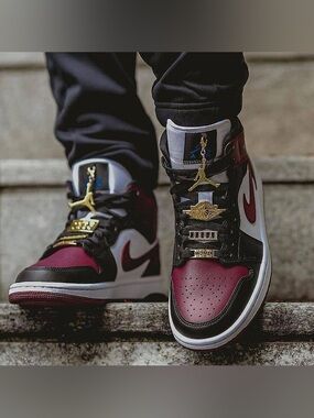 **TRADE Jordan 1s Beetroot/gold pendants size 7.5